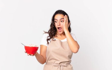 İspanyol asıllı güzel bir kadın. Güzel bir şef. Mutlu, heyecanlı ve şaşırmış hissediyor.