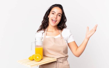 İspanyol güzel şef kadın kendini mutlu hissediyor, bir çözüm ya da fikir bulup elinde portakal suyu tutmasına şaşırıyor.