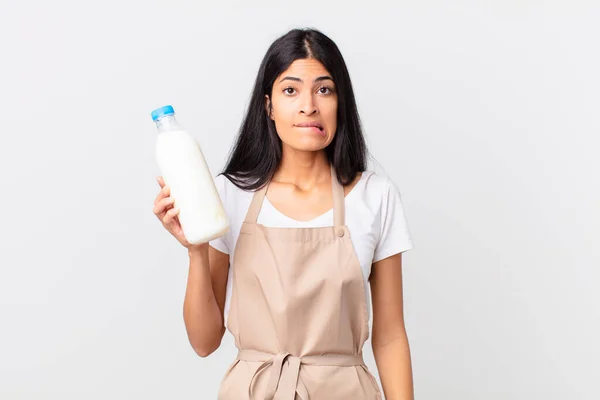 Mujer Cocinera Bastante Hispana Mirando Perplejo Confundido Sosteniendo Una Botella —  Fotos de Stock