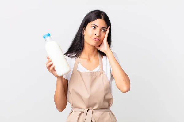 Mujer Cocinera Hispana Bastante Aburrida Frustrada Soñolienta Después Cansancio Sosteniendo — Foto de Stock