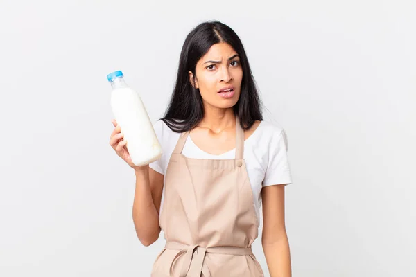 Mujer Cocinera Bastante Hispana Sintiéndose Confundida Confundida Sosteniendo Una Botella — Foto de Stock