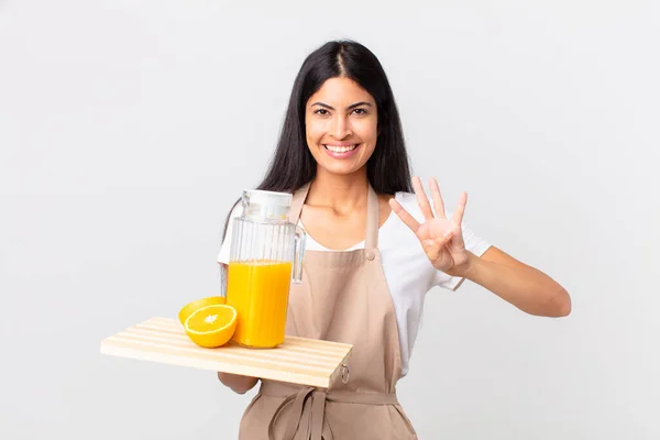 Bonita Hispânico Chef Mulher Sorrindo Olhando Amigável Mostrando Número Quatro — Fotografia de Stock