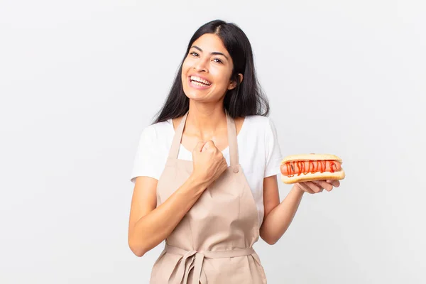 Mujer Bonita Hispana Bastante Hispana Chef Mujer Sintiéndose Feliz Enfrentando —  Fotos de Stock