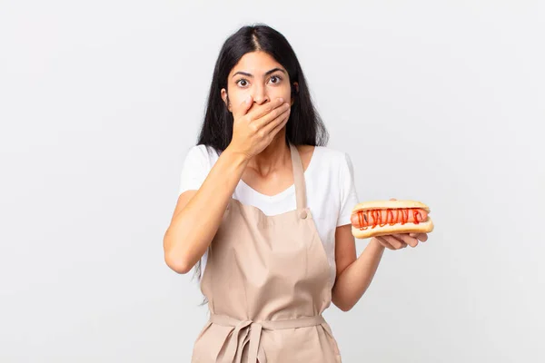 Latino Mooi Vrouw Vrij Latino Chef Kok Vrouw Bedekken Mond — Stockfoto