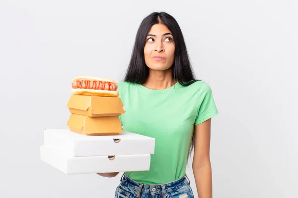 Vacker Latinamerikansk Kvinna Rycka Känna Förvirrad Och Osäker Och Hålla — Stockfoto