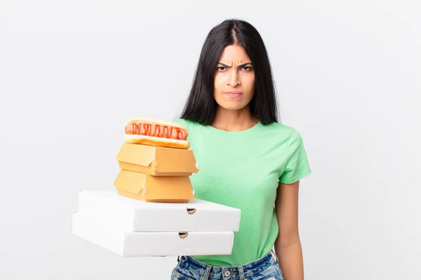 Mujer Bastante Hispana Sintiéndose Desconcertada Confundida Sosteniendo Llevar Cajas Comida —  Fotos de Stock