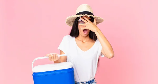 Hispanische Hübsche Frau Die Schockiert Verängstigt Oder Verängstigt Aussieht Und — Stockfoto