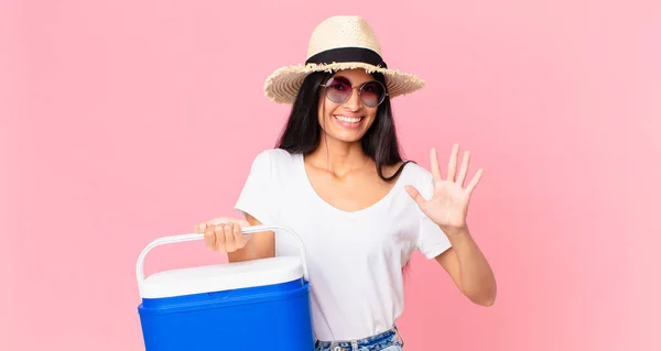 Hispanische Hübsche Frau Die Freundlich Lächelt Und Nummer Fünf Mit — Stockfoto