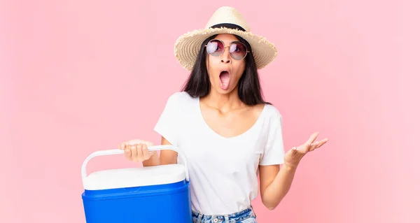 Hispanische Hübsche Frau Erstaunt Schockiert Und Erstaunt Mit Einer Unglaublichen — Stockfoto