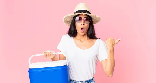 Spanyol Güzel Kadın Piknik Portatif Buzdolabıyla Şaşkın Şaşkın Bakıyor — Stok fotoğraf