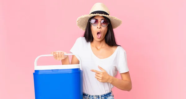 Hispanische Hübsche Frau Schaut Schockiert Und Überrascht Mit Weit Geöffnetem — Stockfoto