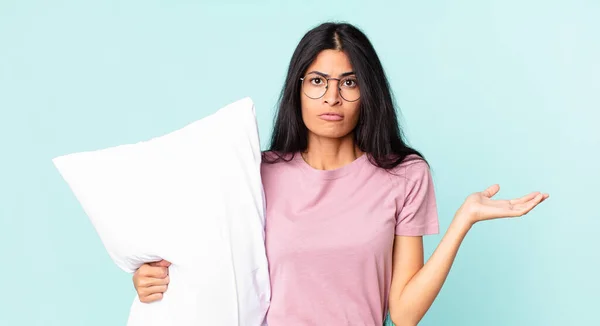 Ganske Hispanic Kvinne Følelse Forvirret Forvirret Tvilende Iført Pyjamas Med – stockfoto