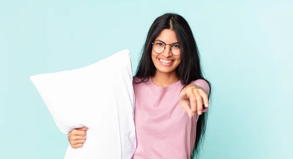 Vacker Latinamerikansk Kvinna Pekar Kameran Väljer Dig Och Bär Pyjamas — Stockfoto