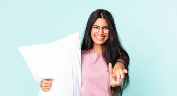 Mulher Hispânica Bonita Sorrindo Orgulhosamente Confiantemente Fazendo Número Vestindo Pijama — Fotografia de Stock