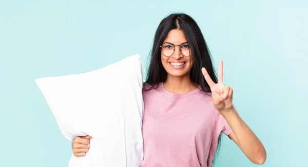 Mulher Hispânica Bonita Sorrindo Olhando Feliz Gesticulando Vitória Paz Vestindo — Fotografia de Stock