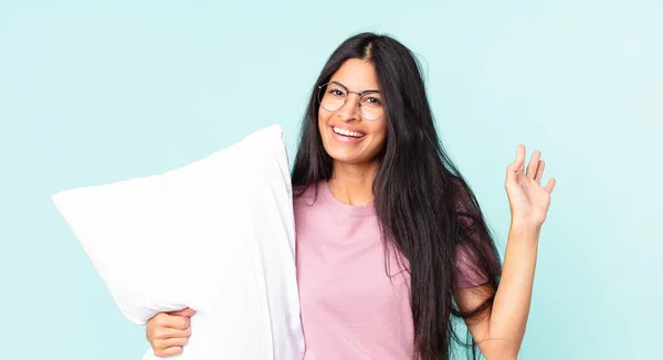 Bella Donna Ispanica Sorridente Felicemente Agitando Mano Accogliendoti Salutandoti Indossando — Foto Stock