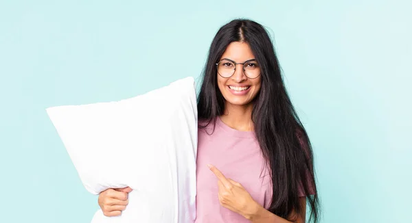 Mulher Muito Hispânica Sorrindo Alegremente Sentindo Feliz Apontando Para Lado — Fotografia de Stock