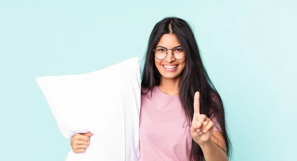 Mulher Hispânica Bonita Sorrindo Olhando Amigável Mostrando Número Vestindo Pijama — Fotografia de Stock