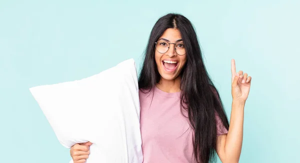 アイデアを実現し 枕でパジャマを着て後に幸せな興奮した天才のように感じるかなりヒスパニック系の女性 — ストック写真