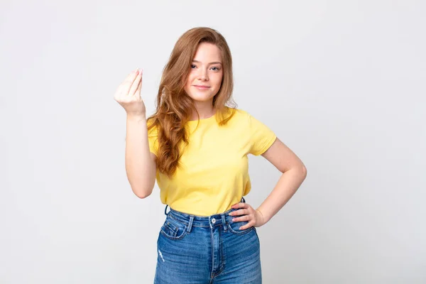 Bonito Vermelho Cabeça Mulher Fazendo Capice Dinheiro Gesto Dizendo Lhe — Fotografia de Stock