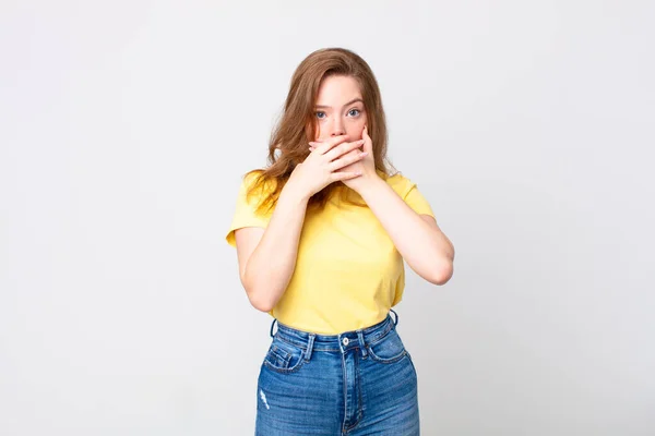 Bonita Mujer Cabeza Roja Que Cubre Boca Con Las Manos —  Fotos de Stock