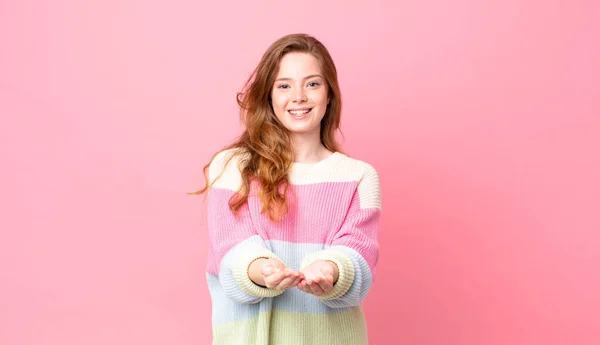 Bonita Mulher Cabeça Vermelha Sorrindo Feliz Com Amigável Oferecendo Mostrando — Fotografia de Stock