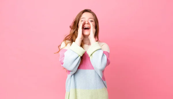 Mooie Rode Hoofd Vrouw Voelt Zich Gelukkig Het Geven Van — Stockfoto