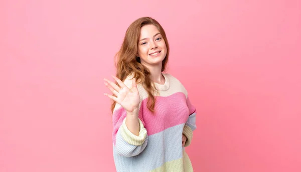 Bella Donna Testa Rossa Sorridente Felicemente Agitando Mano Accogliendo Salutando — Foto Stock