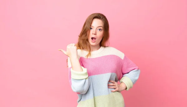 Pretty Red Head Woman Looking Astonished Disbelief — Stock Photo, Image