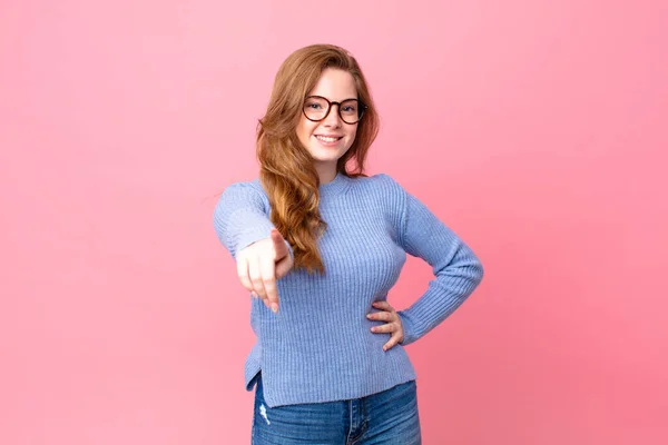 Jolie Rousse Tête Femme Pointant Vers Caméra Vous Choisissant — Photo