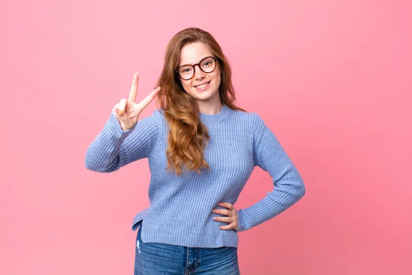 Mooie Rode Hoofd Vrouw Glimlachen Kijken Gelukkig Gebaren Overwinning Vrede — Stockfoto