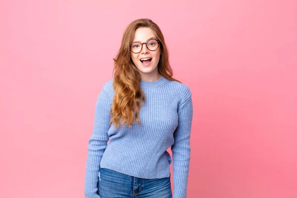 Mooie Rode Hoofd Vrouw Kijken Zeer Geschokt Verrast — Stockfoto