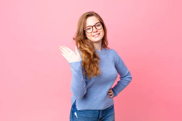 Hübsche Rote Kopf Frau Lächelt Glücklich Winkt Hand Begrüßt Und — Stockfoto