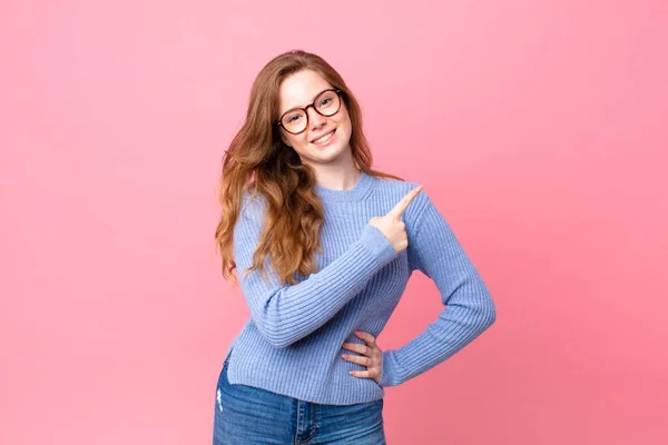 Bonita Mujer Pelirroja Sonriendo Alegremente Sintiéndose Feliz Señalando Hacia Lado —  Fotos de Stock