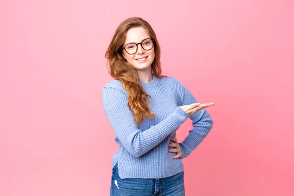 Vacker Röd Huvud Kvinna Ler Glatt Känner Sig Lycklig Och — Stockfoto