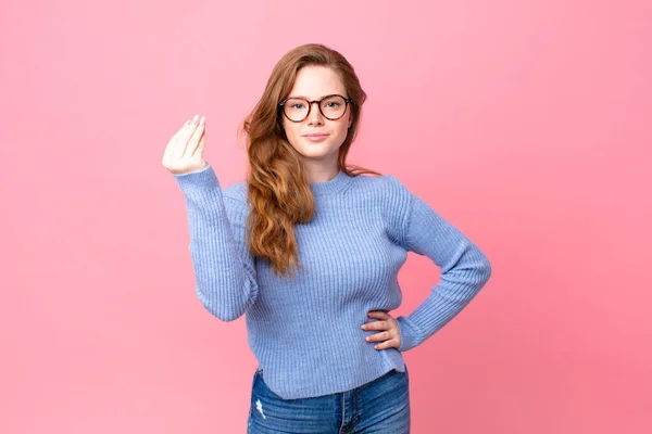 Bonito Vermelho Cabeça Mulher Fazendo Capice Dinheiro Gesto Dizendo Lhe — Fotografia de Stock