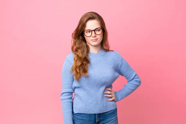 Ziemlich Rote Kopf Frau Fühlt Sich Traurig Verärgert Oder Wütend — Stockfoto