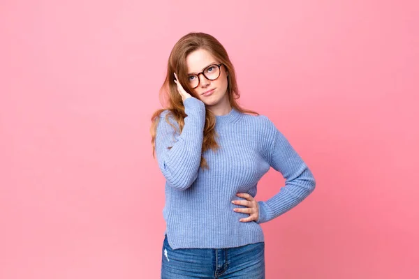 Jolie Rousse Femme Sentant Ennuyé Frustré Somnolent Après Une Fatigante — Photo