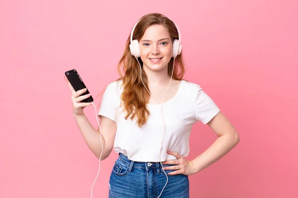 Bonita Mulher Cabeça Vermelha Sorrindo Feliz Com Uma Mão Quadril — Fotografia de Stock