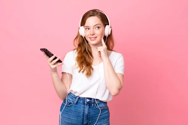 Jolie Femme Tête Rouge Souriant Joyeusement Rêvant Doutant Avec Casque — Photo