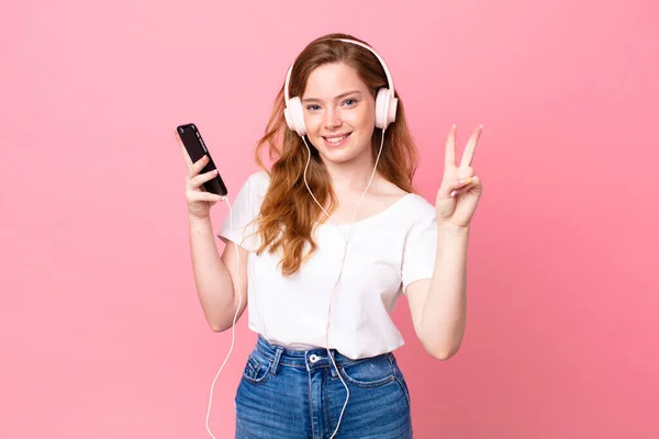 Bonita Mulher Cabeça Vermelha Sorrindo Olhando Amigável Mostrando Número Dois — Fotografia de Stock