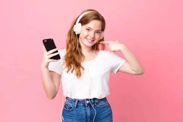 Jolie Femme Tête Rouge Souriant Avec Confiance Pointant Vers Son — Photo