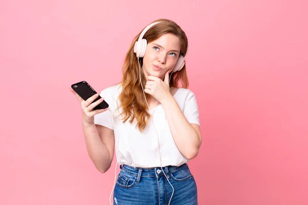 Jolie Rousse Tête Femme Penser Sentir Douteux Confus Avec Casque — Photo