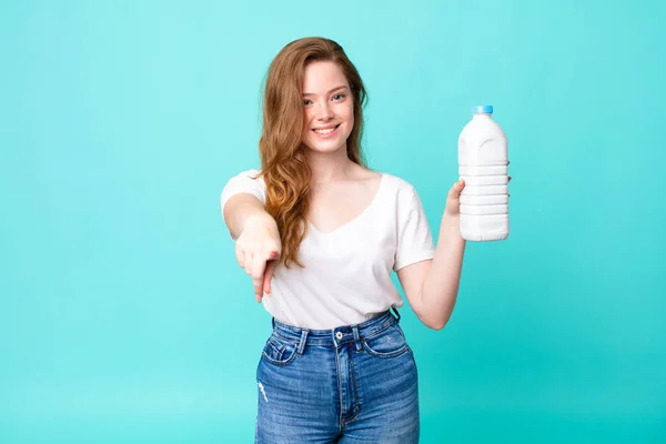 Apuntando Cámara Eligiéndote Sosteniendo Una Botella Leche — Foto de Stock