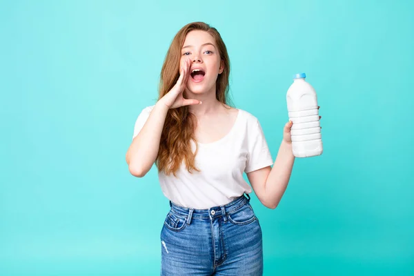 Sintiéndose Feliz Dando Gran Grito Con Las Manos Lado Boca — Foto de Stock