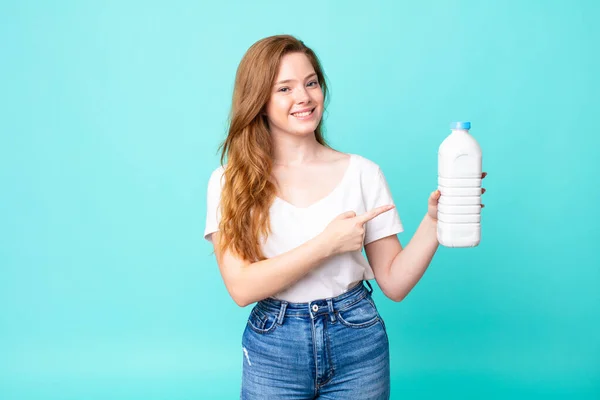 Sonriendo Alegremente Sintiéndose Feliz Señalando Hacia Lado Sosteniendo Una Botella — Foto de Stock