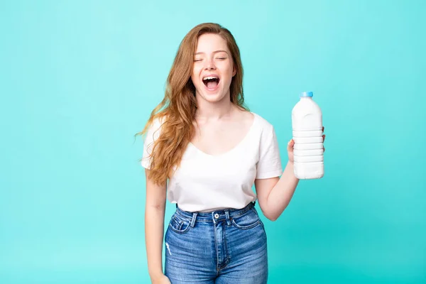 Gritando Agresivamente Mirando Muy Enojado Sosteniendo Una Botella Leche — Foto de Stock