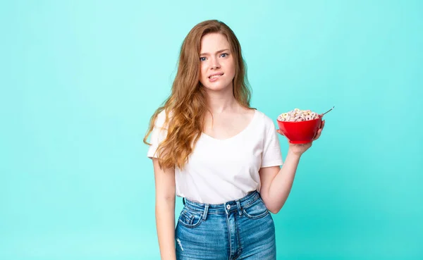 Bonita Cabeza Roja Mujer Buscando Desconcertado Confundido Sosteniendo Tazón Desayuno —  Fotos de Stock