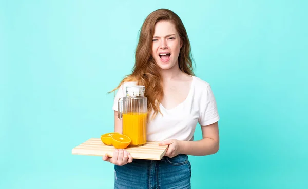 Ziemlich Rote Kopf Frau Schreit Aggressiv Sieht Sehr Wütend Und — Stockfoto