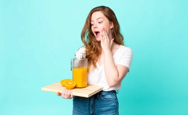 Hübsche Rote Frau Die Sich Glücklich Aufgeregt Und Überrascht Fühlt — Stockfoto